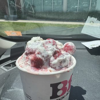 Baskin-Robbins - Strawberry sundae - Ice Cream & Frozen Yogurt Near Me - Glastonbury, Connecticut Baskin-Robbins - Strawberry sundae - Ice Cream & Frozen Yogurt Near Me - Glastonbury, Connecticut