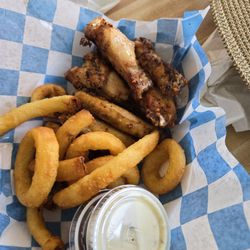 Smoked Chicken wings w/onion rings(ranch/bbq dipping sauce)