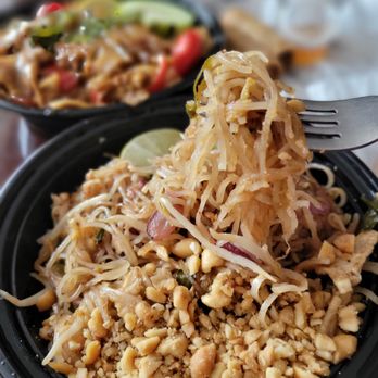 Saranrom Thai - Lunch Pad Thai (delivery) - Thai Near Me - Elmhurst, New York