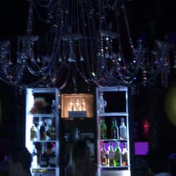 Discoteca Avalon - Lampara estilo retro encima de la barra de la chica mona