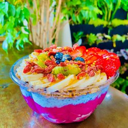 Sweet Greens Juice Bar - Dragon bowl with Majik pudding