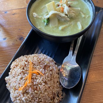 Toss Noodle Bar - Green Curry with Chicken and Brown Rice - Asian Fusion Near Me - Berkeley, California