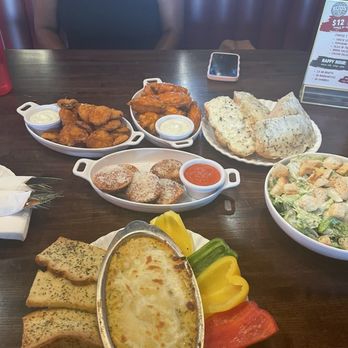 Bud’s Pizza & Beer - TUSCAN CHICKEN DIP, TOASTED RAVIOLI, CHICKEN WINGS, PICKLE CHIPS, GARLIC CHEESE BREAD - Pizza Near Me - St. Louis, Missouri