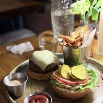 Oak Bistro - Farm-to-Table 8oz Prime Burger - New American Near Me - Cambridge, Massachusetts