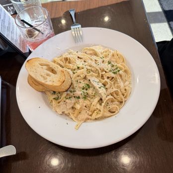 1933 Kitchen & Bar - Alfredo w/ chicken - Pizza Near Me - Suisun City, California