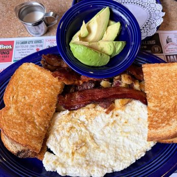 The Farmer's Kitchen - Egg whites, soar dough bread ($1) crispy bacon, home fries and a side of avocado - American Near Me - Farmington, New Hampshire