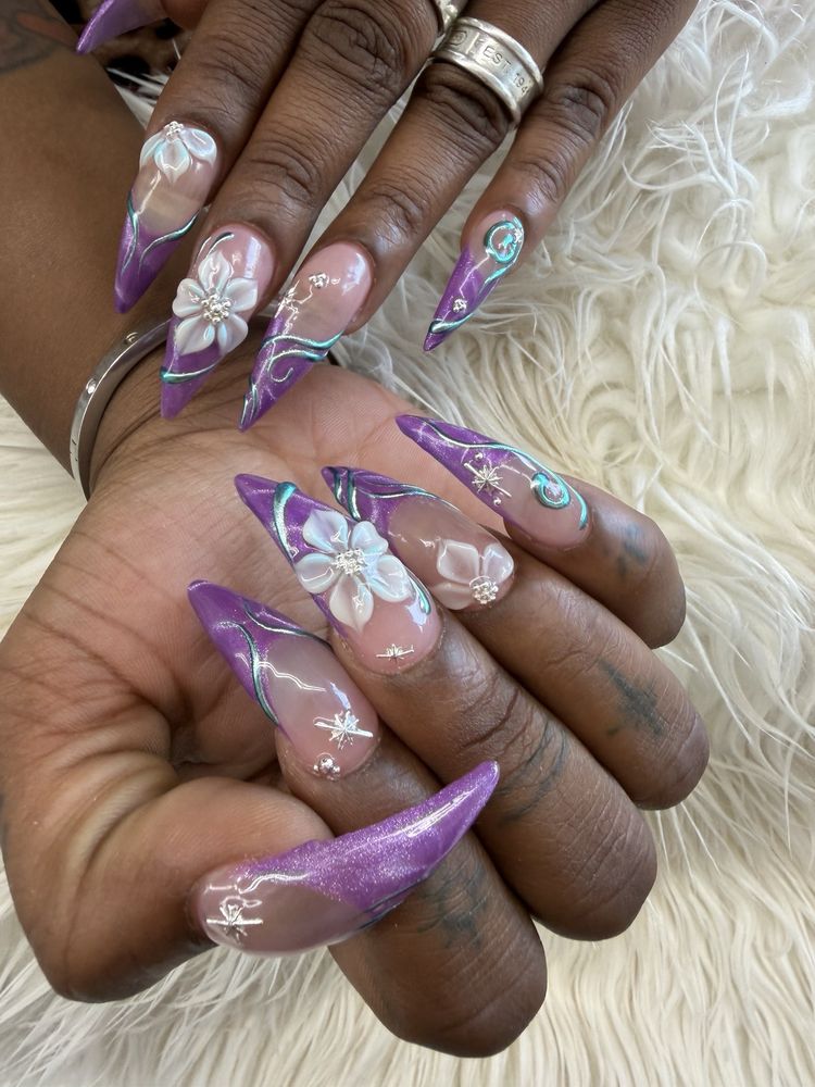 Vivian Nails Logo