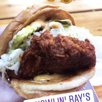 Howlin' Ray's - The Sando With Medium Spice! BEST CHICKEN SANDWICH EVER - Southern Near Me - Los Angeles, California