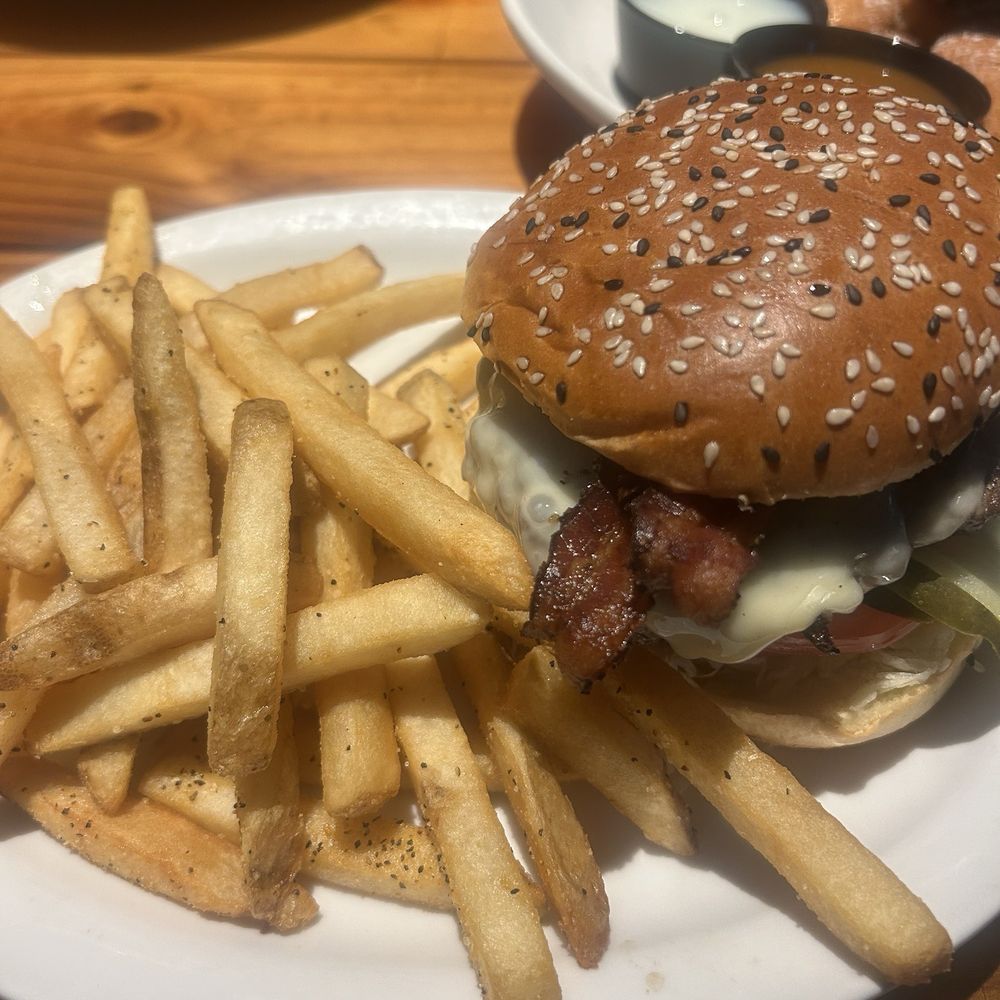 CLASSIC CHEESEBURGER W/BACON CLASSIC CHEESEBURGER W/BACON