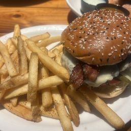 CLASSIC CHEESEBURGER W/BACON CLASSIC CHEESEBURGER W/BACON