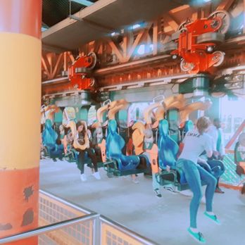 The Flash : Vertical Velocity - Rows 2-14 of the train are obstructed view and frankly a waste of time. Spend the extra 15-20min and ride in the front. - Amusement Parks Near Me - Gurnee, Illinois