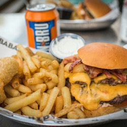 Babas - A D J A I B burgare med Bröd, Kött, Cheddar, Bacon, Tomat, Lökringar, Lök, Chilimajo Ink Pommes  + chilicheese  + tryffelmajonnäs  + Irn bru