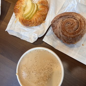 Si Si Caffe - Apple Danish, Cinnamon Roll and Honey Bee Mine Latte - Coffee & Tea Near Me - Moraga, California