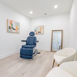 J. THOMAS Plastic Surgery - Exam Room 1