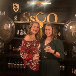 Grapeline Wine Tours - Sarloos and Sons wine and cupcake pairing