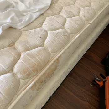 Econo Lodge - Nasty stained mattress - Hotels Near Me - Eugene, Oregon