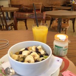 Mark's Deli and Coffee House - Desayuno tropical, la ensalada de frutas genial, con banana y arándanos, yogur , jugo natural y café