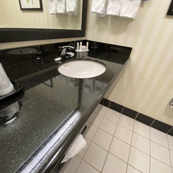 Fairfield by Marriott Inn & Suites Redding - Bathroom - Hotels Near Me - Redding, California