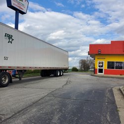 Los Victor's Mexican Food - Room to drive a truck and trailer around