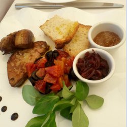 Trattoria Vinosus - Scaloppe di Foie Gras con insalatina di arance rosse e olive.