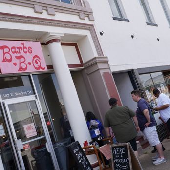 Barbs B Q - The line outside. - Barbeque Near Me - Lockhart, Texas