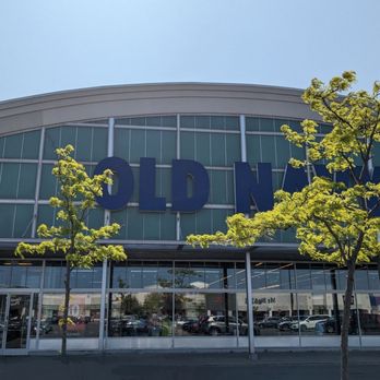 Old Navy - Storefront with trees - Women's Clothing Near Me - Scarborough, Ontario
