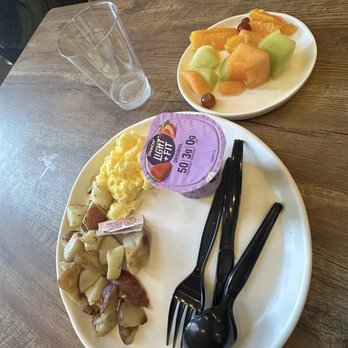 Shore Cliff Hotel - Continental breakfast was so-so - Hotels Near Me - Pismo Beach, California Shore Cliff Hotel - Continental breakfast was so-so - Hotels Near Me - Pismo Beach, California