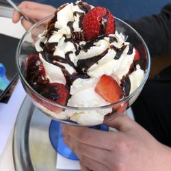 Gelateria Dolomiti - Schoko&Erdbeer becher