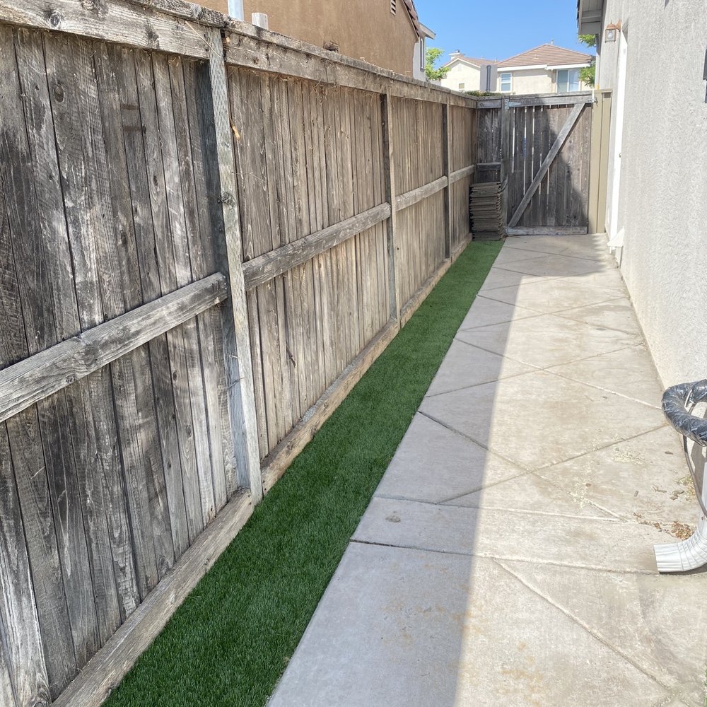 Tuurf - Fence line of backyard - Artificial Turf Near Me Tuurf - Fence line of backyard - Artificial Turf Near Me