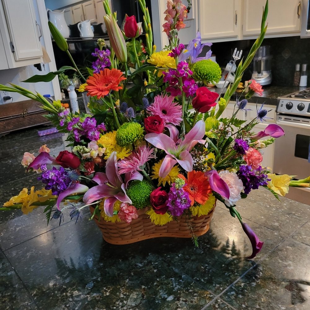 Blumen Luneas - Get well arrangement for a friend. - Floral Designers Near Me Blumen Luneas - Get well arrangement for a friend. - Floral Designers Near Me