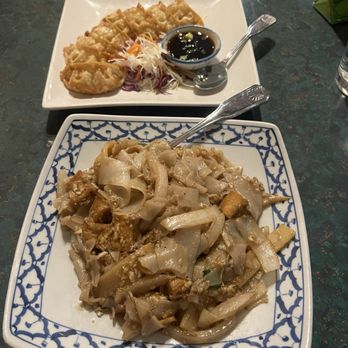 Yummy Thai Restaurant - Drunken Noodle - Thai Near Me - Goleta, California