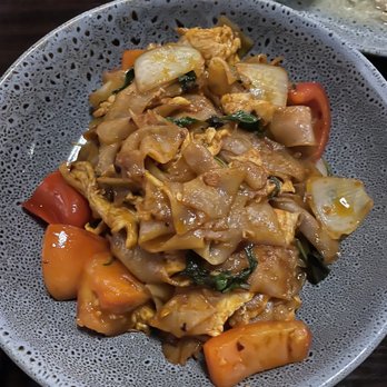 Kin Long Beach - Drunken Noodle - Thai Near Me - Long Beach, California