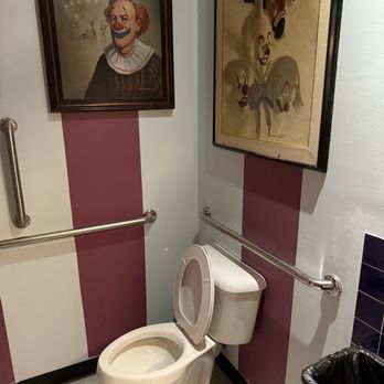 Lincoln Lodge - Private bathrooms - Comedy Clubs Near Me - Chicago, Illinois
