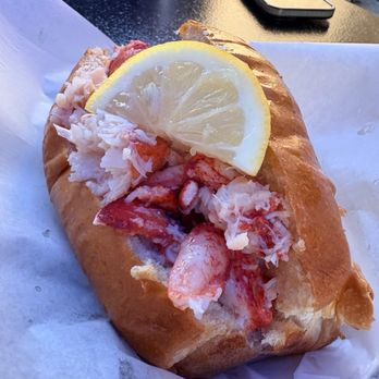 Newport Chowder - Lobster roll 4 ounce - Food Trucks Near Me - Newport, Rhode Island