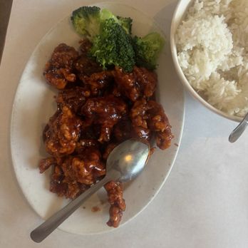 Gourmet Kingdom - 午餐  左宗鸡General Tso's Chicken - Chinese Near Me - Carrboro, North Carolina