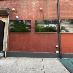 6 big screen tvs outside!