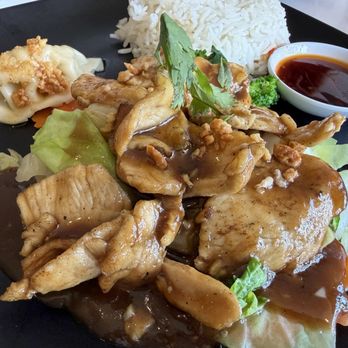 Kao Hom - Garlic pepper chicken lunch special - Thai Near Me - Van Nuys, California