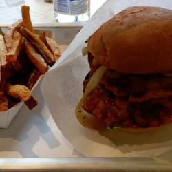 Wünderburger - Dobbel cheeseburger med hjemmelaget fries! Meget god og saftig!
