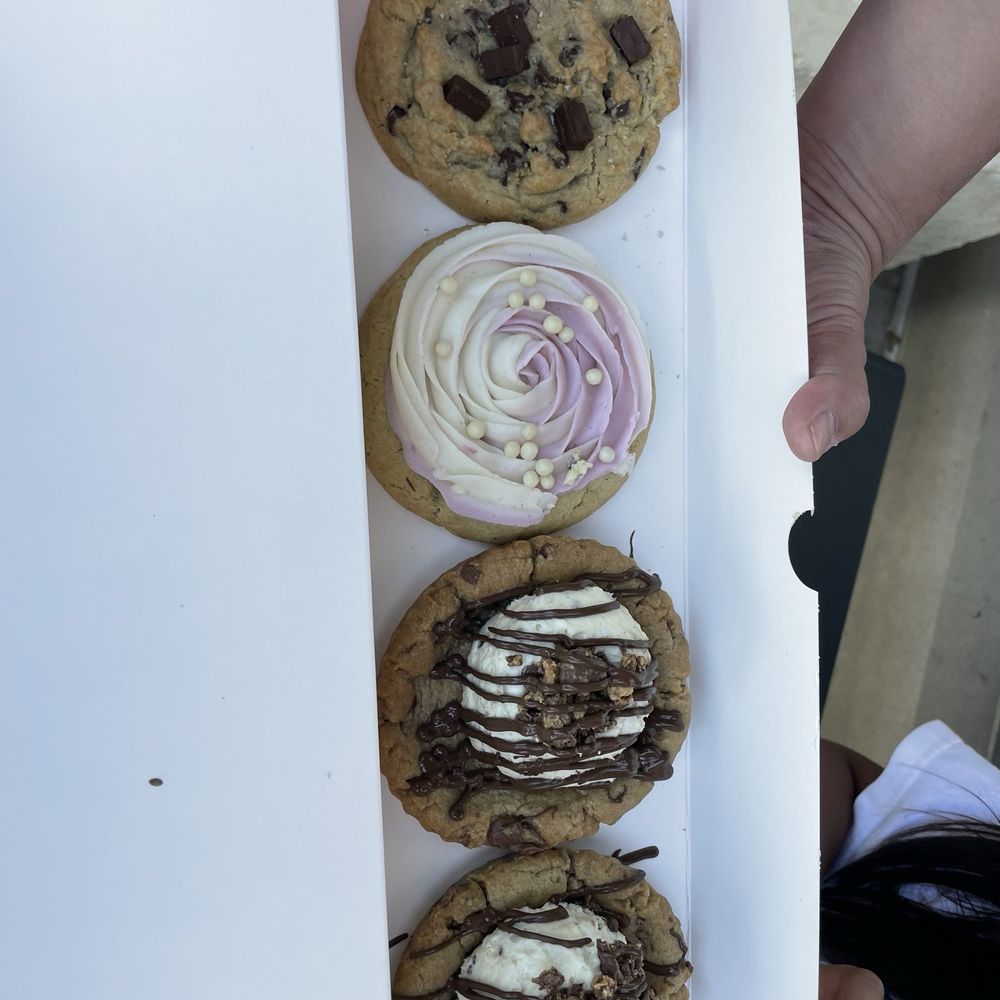 Crumbl - West County - Bakeries Near Me - Des Peres, Missouri Crumbl - West County - Bakeries Near Me - Des Peres, Missouri