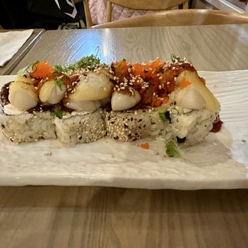 Akami Sushi - Scallop roll - not baked so you can enjoy the freshness of scallops - Sushi Bars Near Me - Arcadia, California