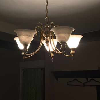 The Catskills B and B - Bulbs missing in the only source of light in the room. I guess if you keep it dark, no one sees the filth. - Bed & Breakfast Near Me - Stamford, New York The Catskills B and B - Bulbs missing in the only source of light in the room. I guess if you keep it dark, no one sees the filth. - Bed & Breakfast Near Me - Stamford, New York