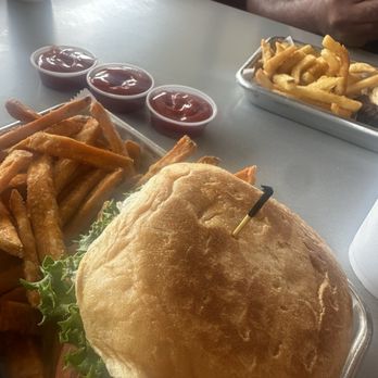 Auzzy’s Smashers & Wings  in Austin, TX