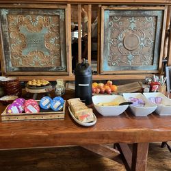 Sierra Sky Ranch - Free continental breakfast. A friendly staff member asked if we wanted a hot sausage & egg croissant.