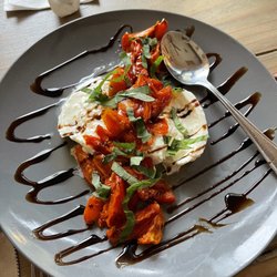 Amelia Island Downtown Tasting Tours - Amazing buffalo mozzarella and sun dried tomatoes with a fantastic reduced balsamic