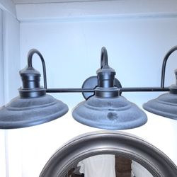 Black Bear Resort - Dusty light in bathroom