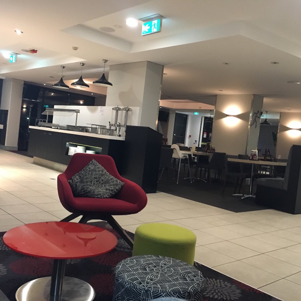 Travelodge - Reception & restaurant - Hotels Near Me - North Ryde, NSW
