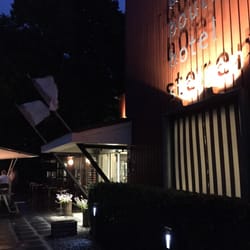 Hotel De Sterrenberg - Outside entrance during evening hours