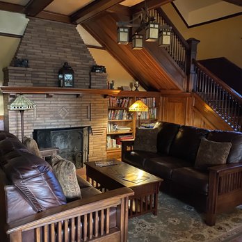 Iron Horse Inn - Front entry room with fireplace , books, games - Bed & Breakfast Near Me - Granbury, Texas Iron Horse Inn - Front entry room with fireplace , books, games - Bed & Breakfast Near Me - Granbury, Texas