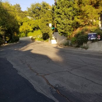 Secret Stairs - Elmwood, beginning of trail. Road with cracks and few curbs. - Hiking Near Me - Pasadena, California