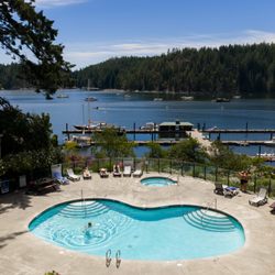 Gorge Harbour Marina Resort - The outdoor pool and hot tub at Gorge Harbour Marina Resort